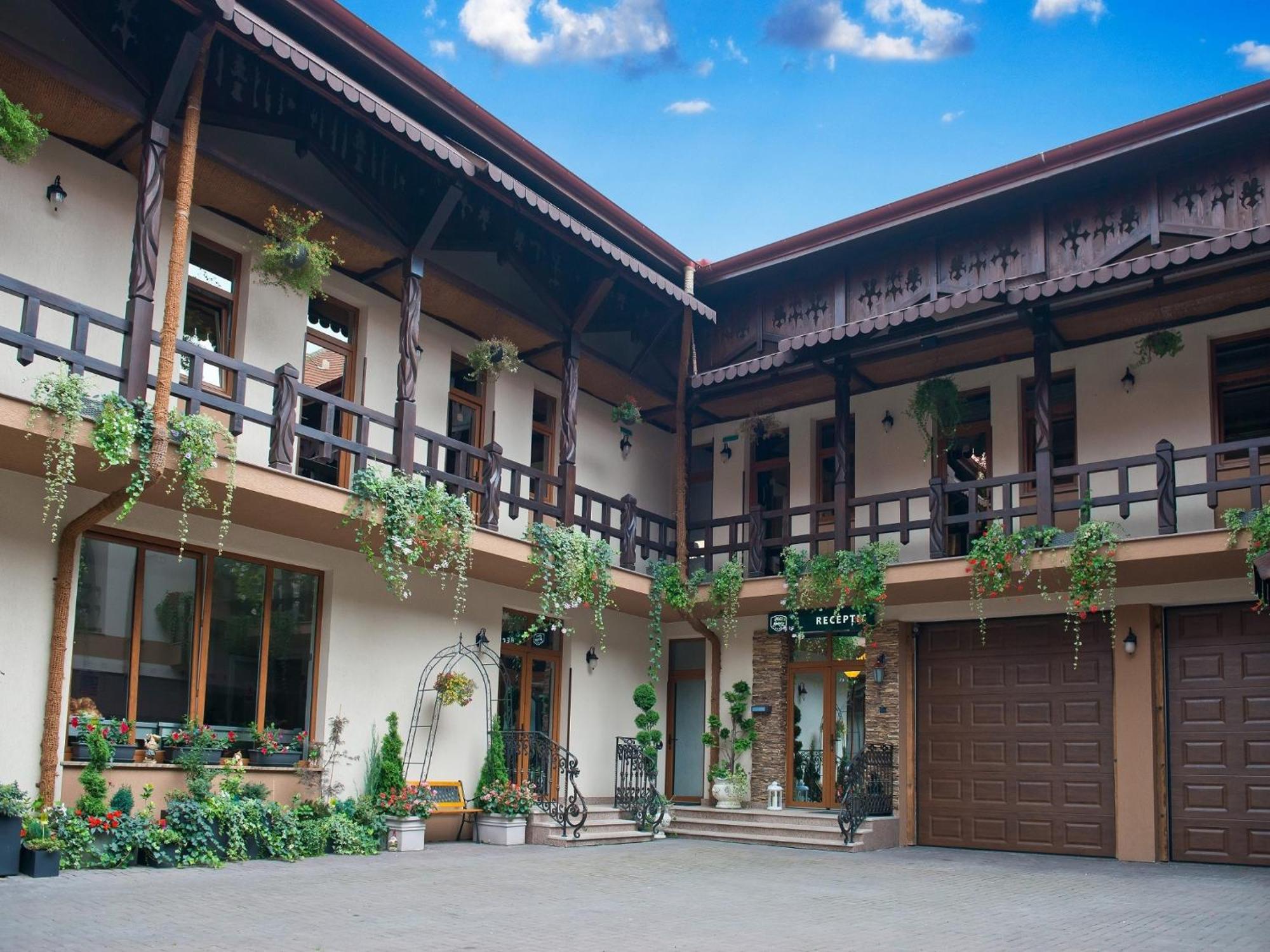 Hotel Galany Radauti Exterior foto
